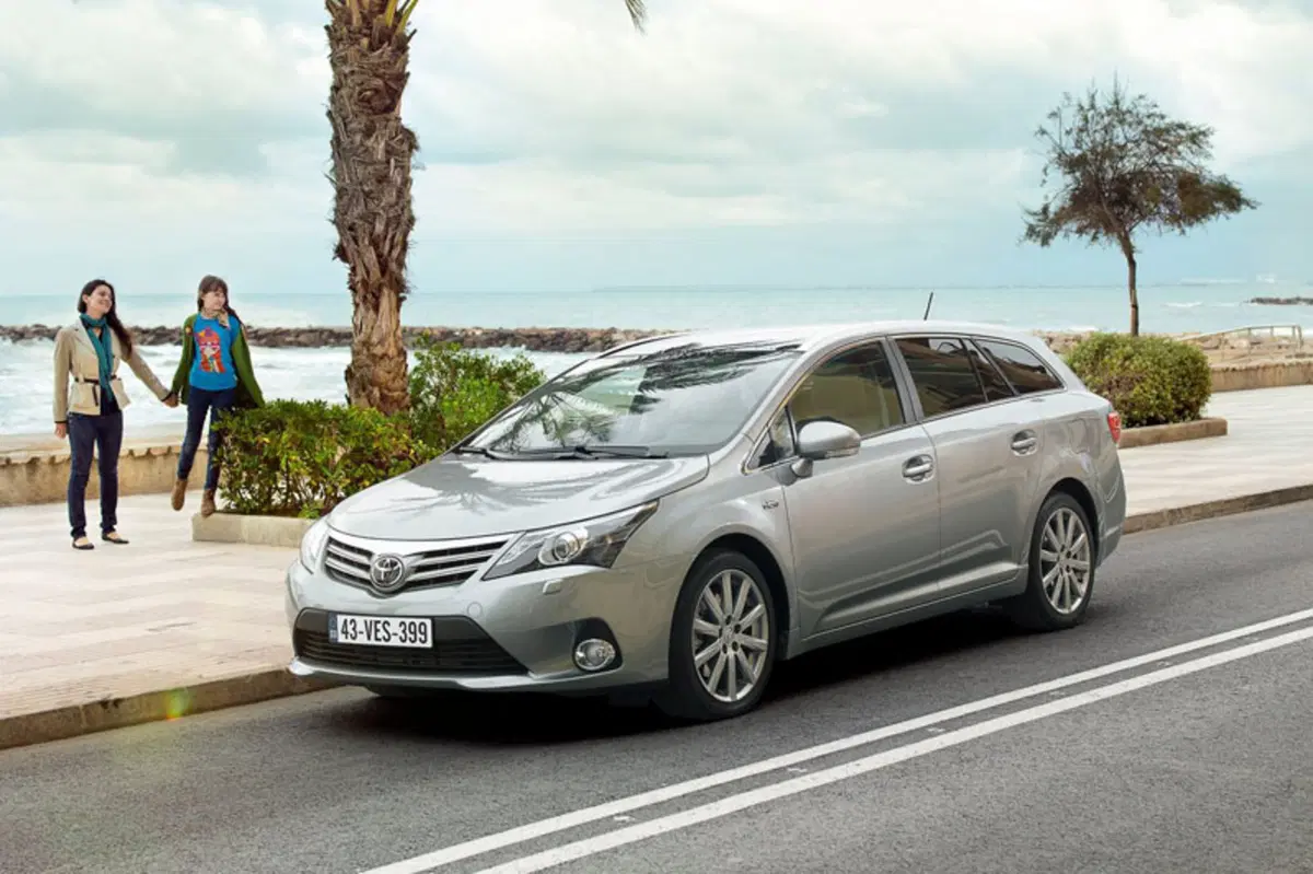 Toyota Avensis Station Wagon (2009-15) (4)