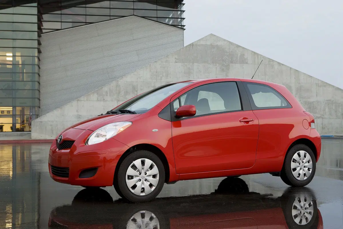 Toyota Yaris 1.0 3 porte (3)