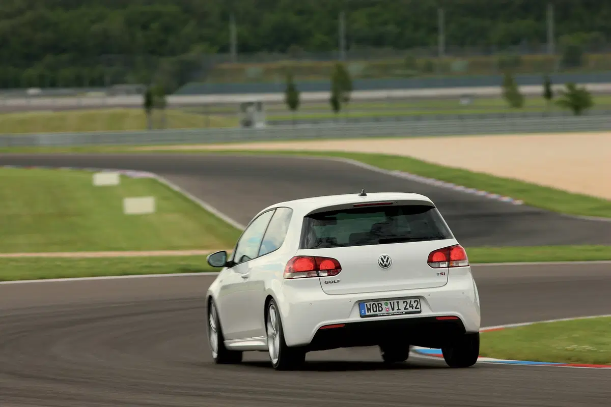 Volkswagen Golf 2.0 TSI 3p. GTI (34)