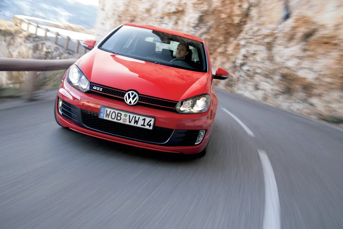 Volkswagen Golf 2.0 TSI 3p. GTI (71)