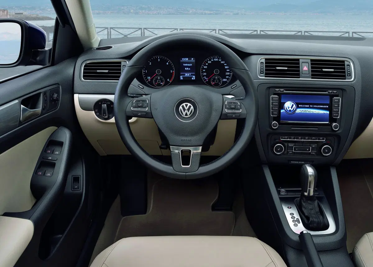 Volkswagen Jetta (2011-12) (18)