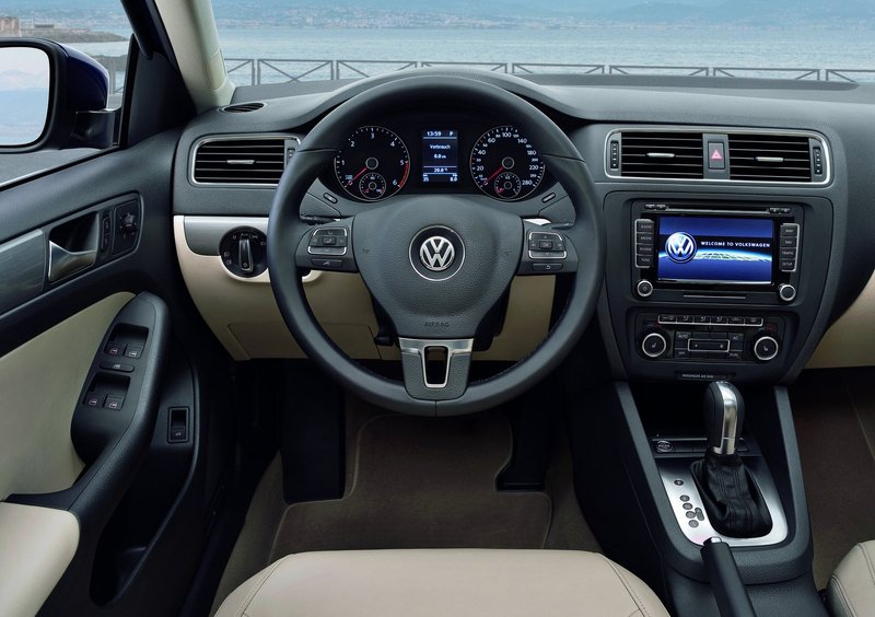 Volkswagen Jetta (2011-12) (18)