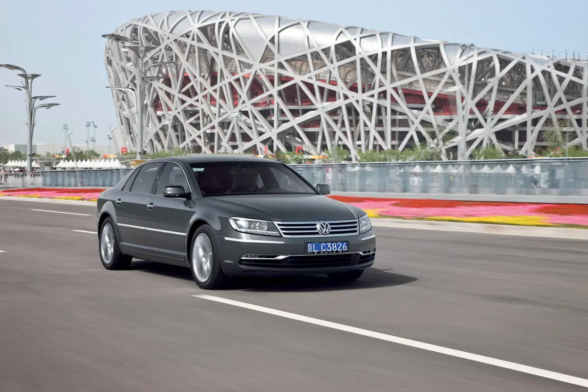 Volkswagen Phaeton V8 4mot. tip. 4 posti (4)