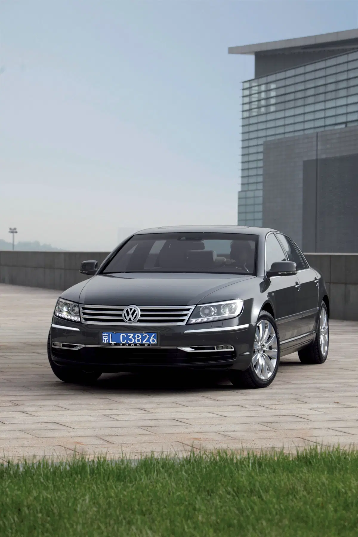 Volkswagen Phaeton V8 4mot. tip. 4 posti (9)