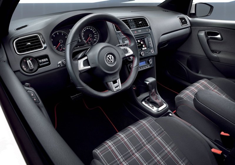 Volkswagen Polo (2009-18) (31)