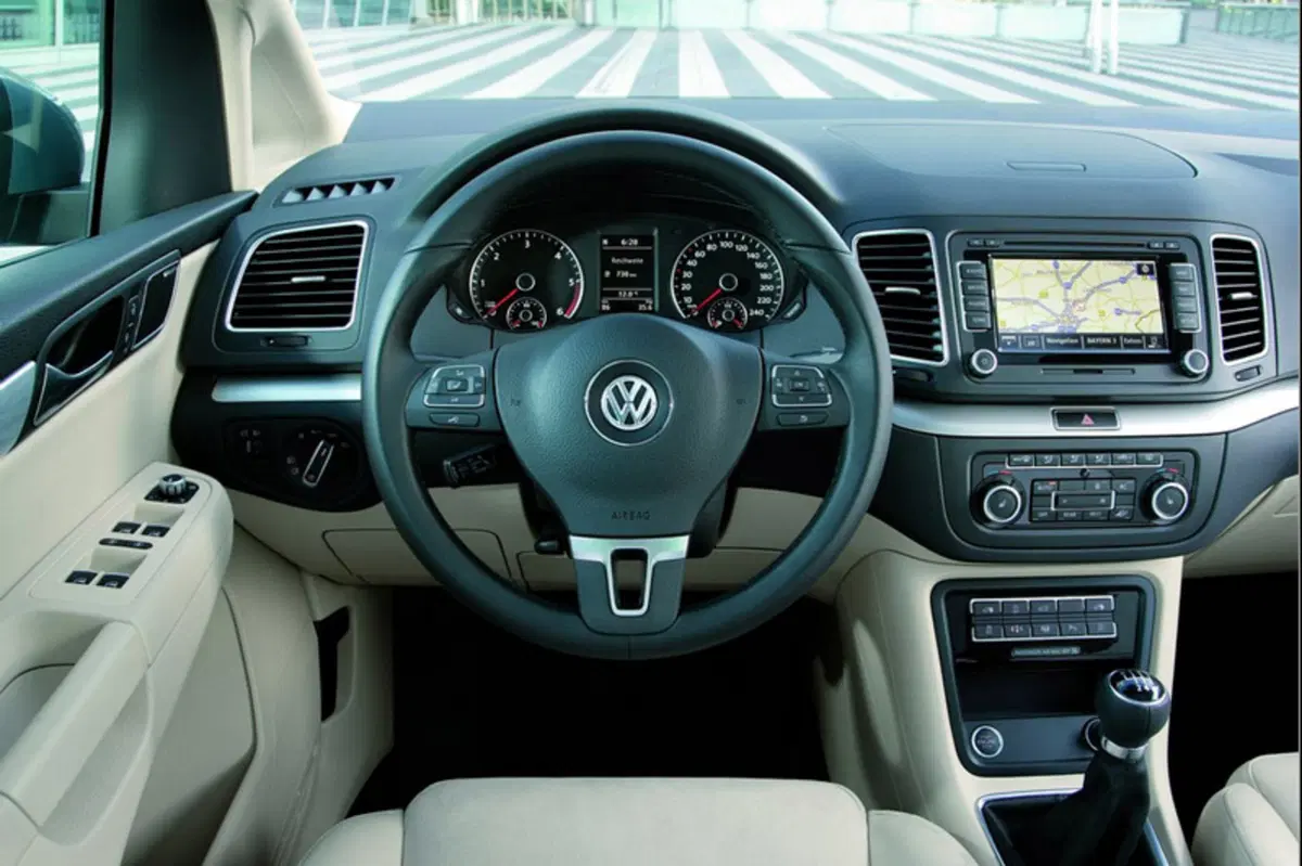 Volkswagen Sharan 2.0 TDI 177 CV SCR DSG Executive BlueMotion Tech. (36)