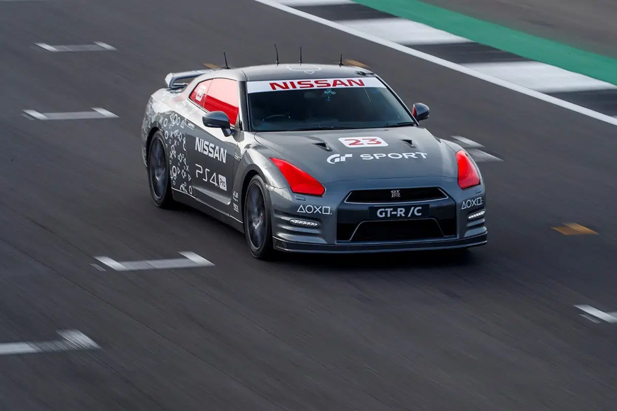 Nissan GT-R/C, un joypad per volante [Video]