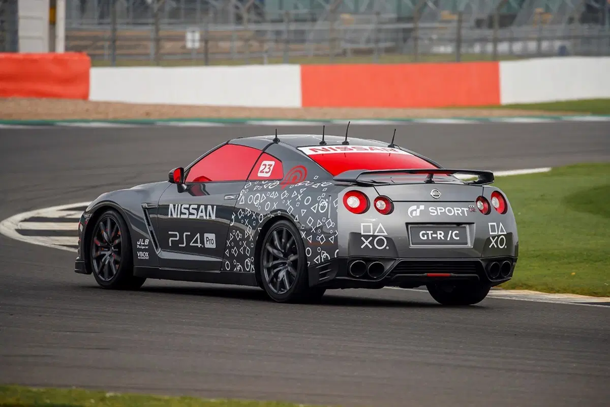 Nissan GT-R/C, un joypad per volante [Video] (4)