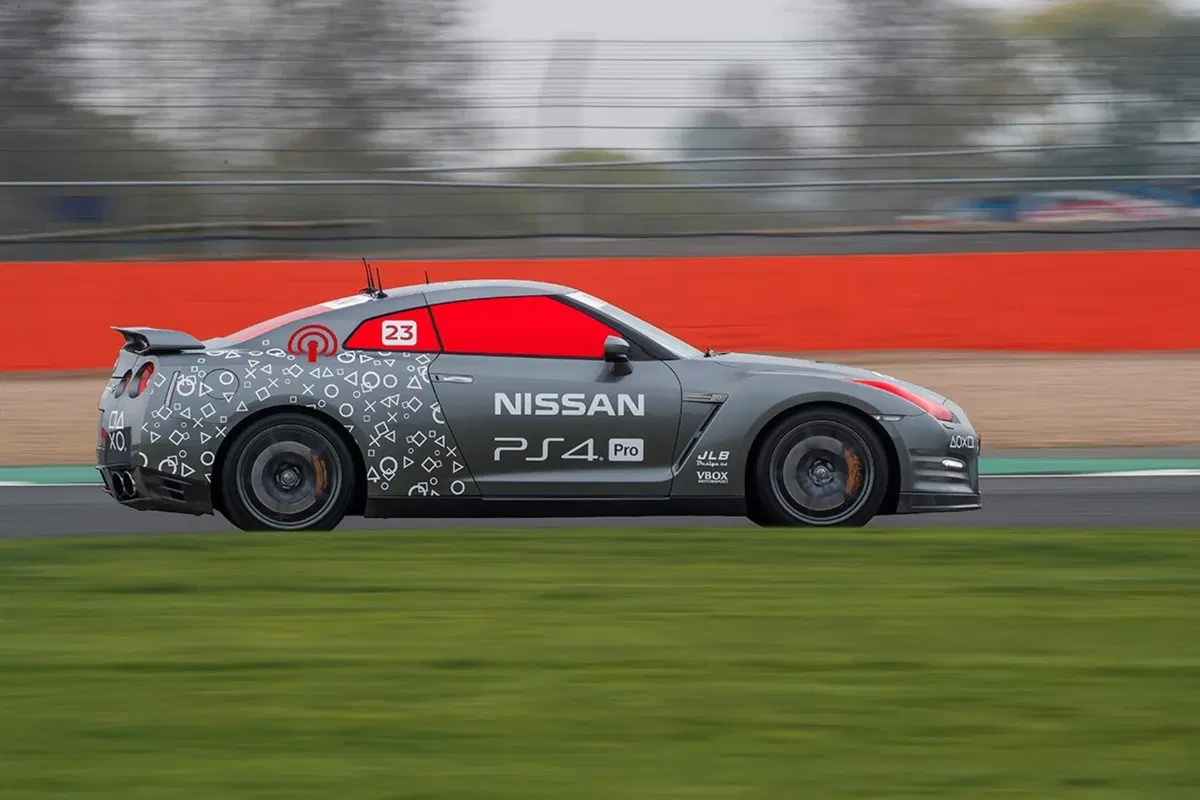 Nissan GT-R/C, un joypad per volante [Video] (15)