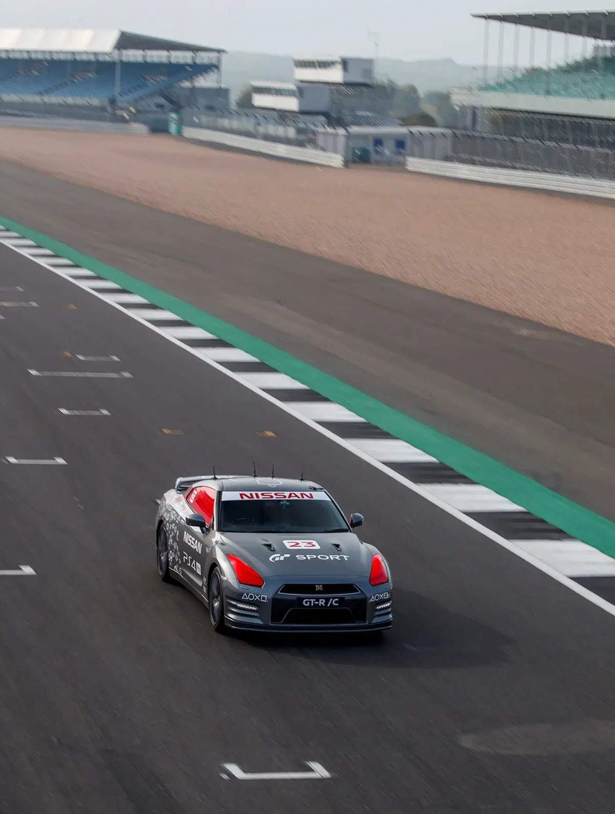 Nissan GT-R/C, un joypad per volante [Video] (18)