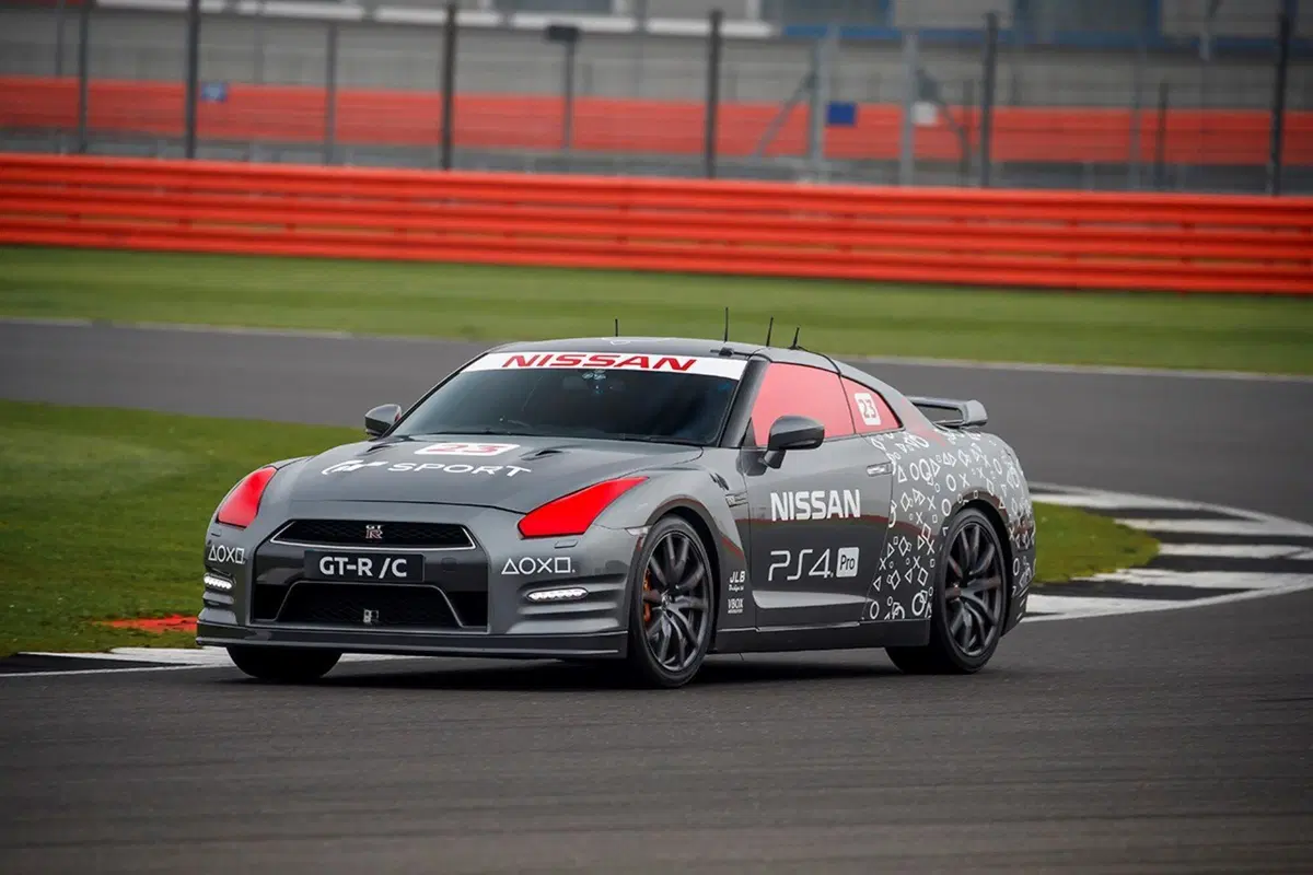 Nissan GT-R/C, un joypad per volante [Video] (20)