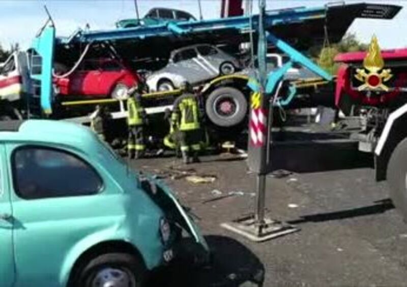 Incidenti, Dramma sulla A1: due morti e tre feriti gravi. Coinvolta una bisarca che trasportava Fiat 500