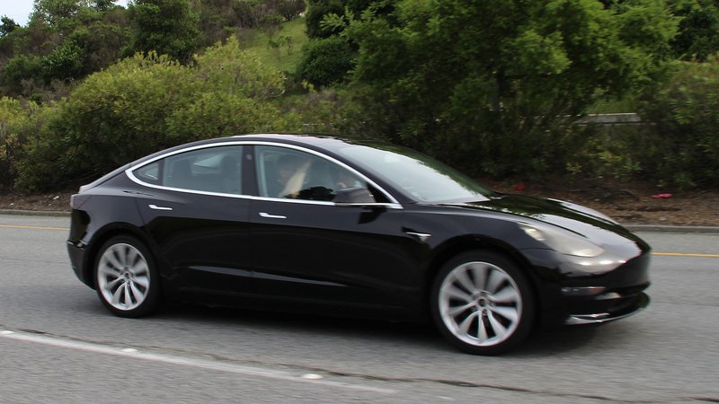 Tesla, 400 licenziamenti. La Model 3 in ritardo