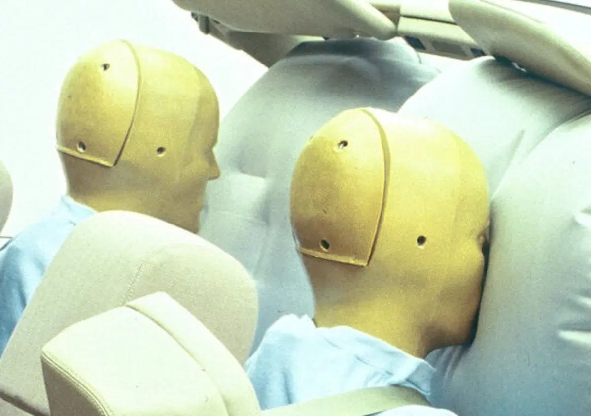 Airbag difettoso, da richiamare un milione di Mercedes