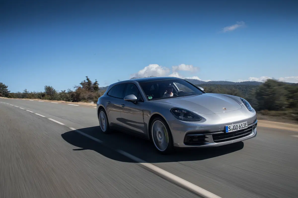 Porsche Panamera Sport Turismo E-Hybrid, equilibrio tra prestazioni e famiglia [Video]