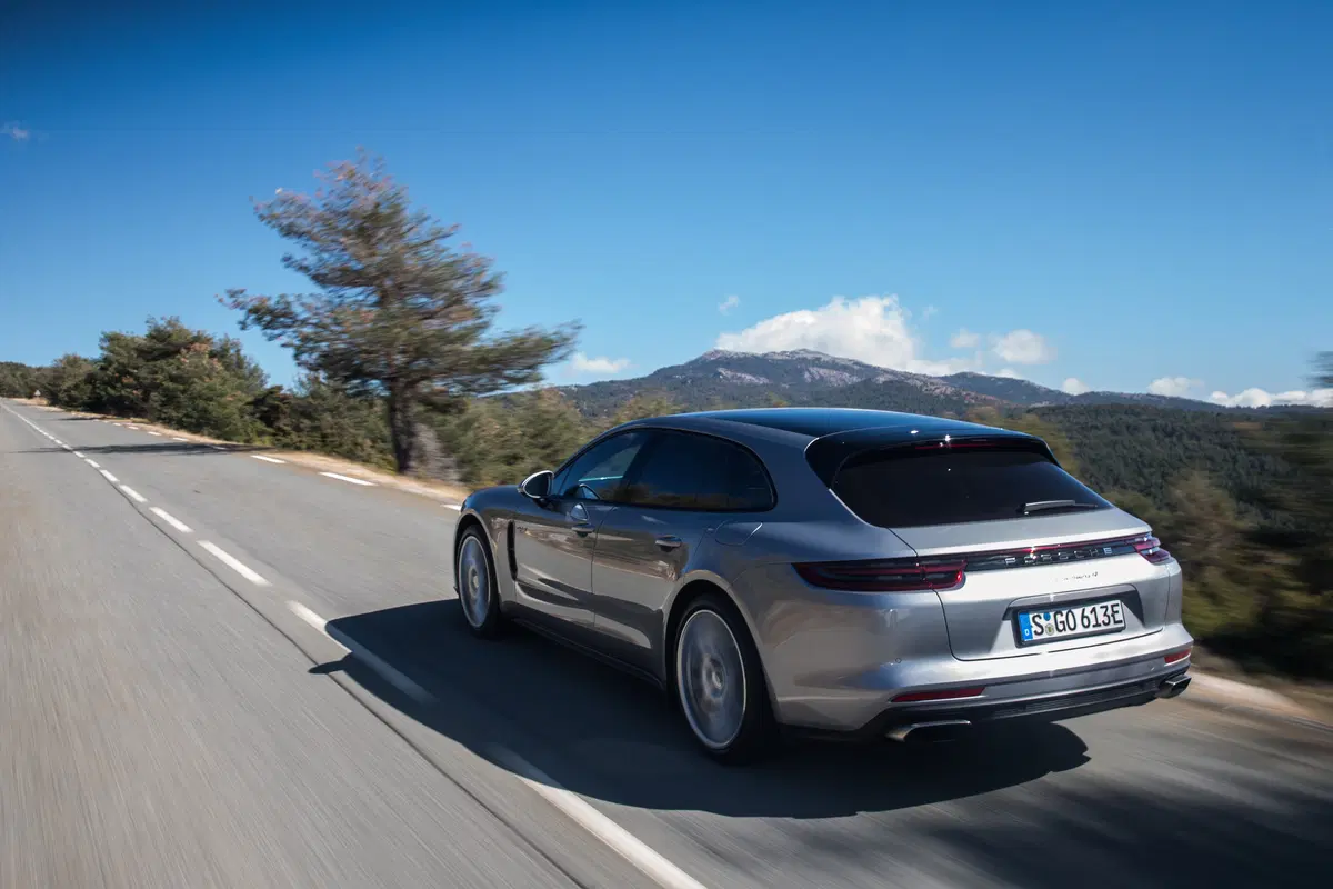 Porsche Panamera Sport Turismo E-Hybrid, equilibrio tra prestazioni e famiglia [Video] (2)