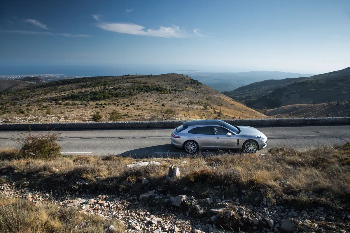 Porsche Panamera Sport Turismo E-Hybrid, equilibrio tra prestazioni e famiglia [Video] (3)