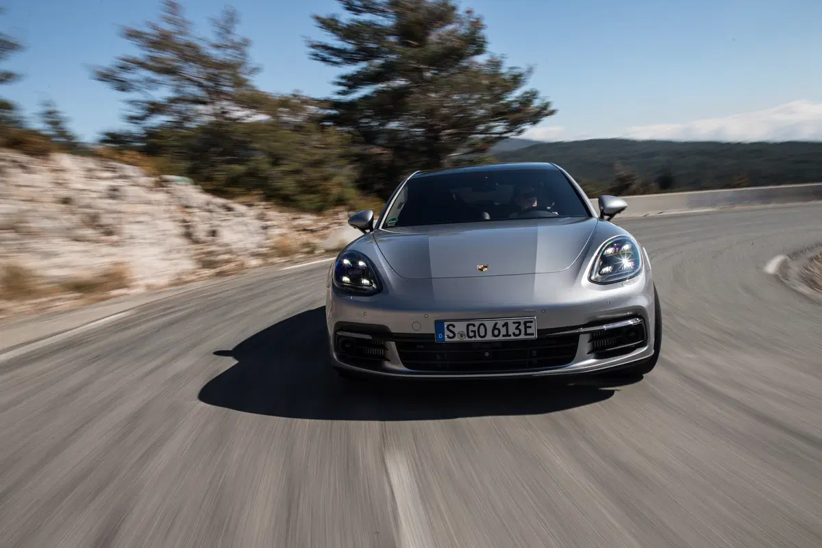 Porsche Panamera Sport Turismo E-Hybrid, equilibrio tra prestazioni e famiglia [Video] (4)