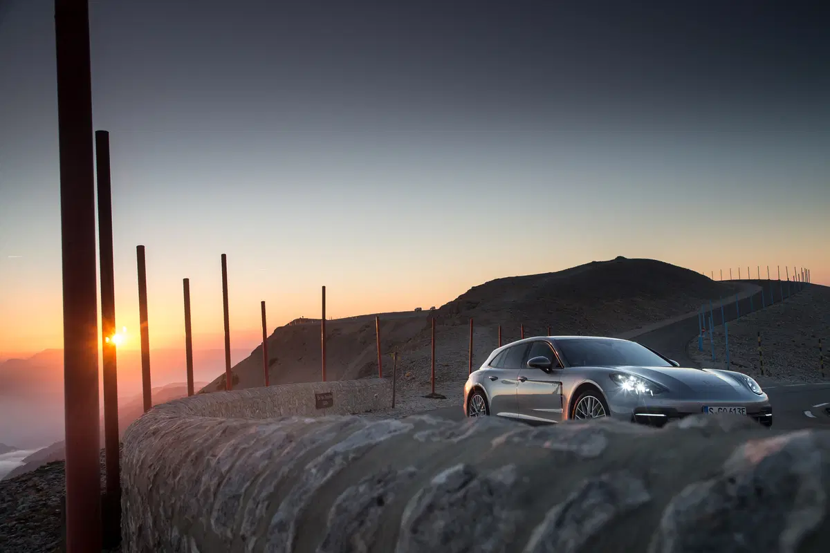 Porsche Panamera Sport Turismo E-Hybrid, equilibrio tra prestazioni e famiglia [Video] (7)