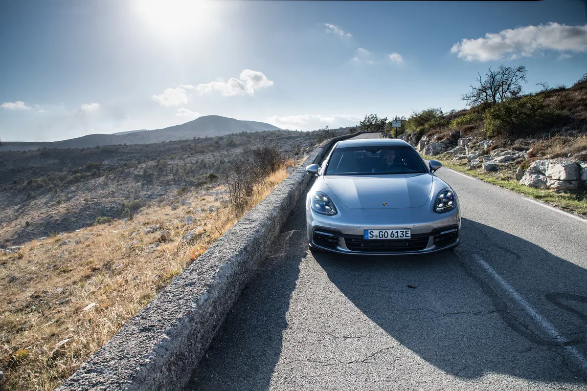 Porsche Panamera Sport Turismo E-Hybrid, equilibrio tra prestazioni e famiglia [Video] (8)