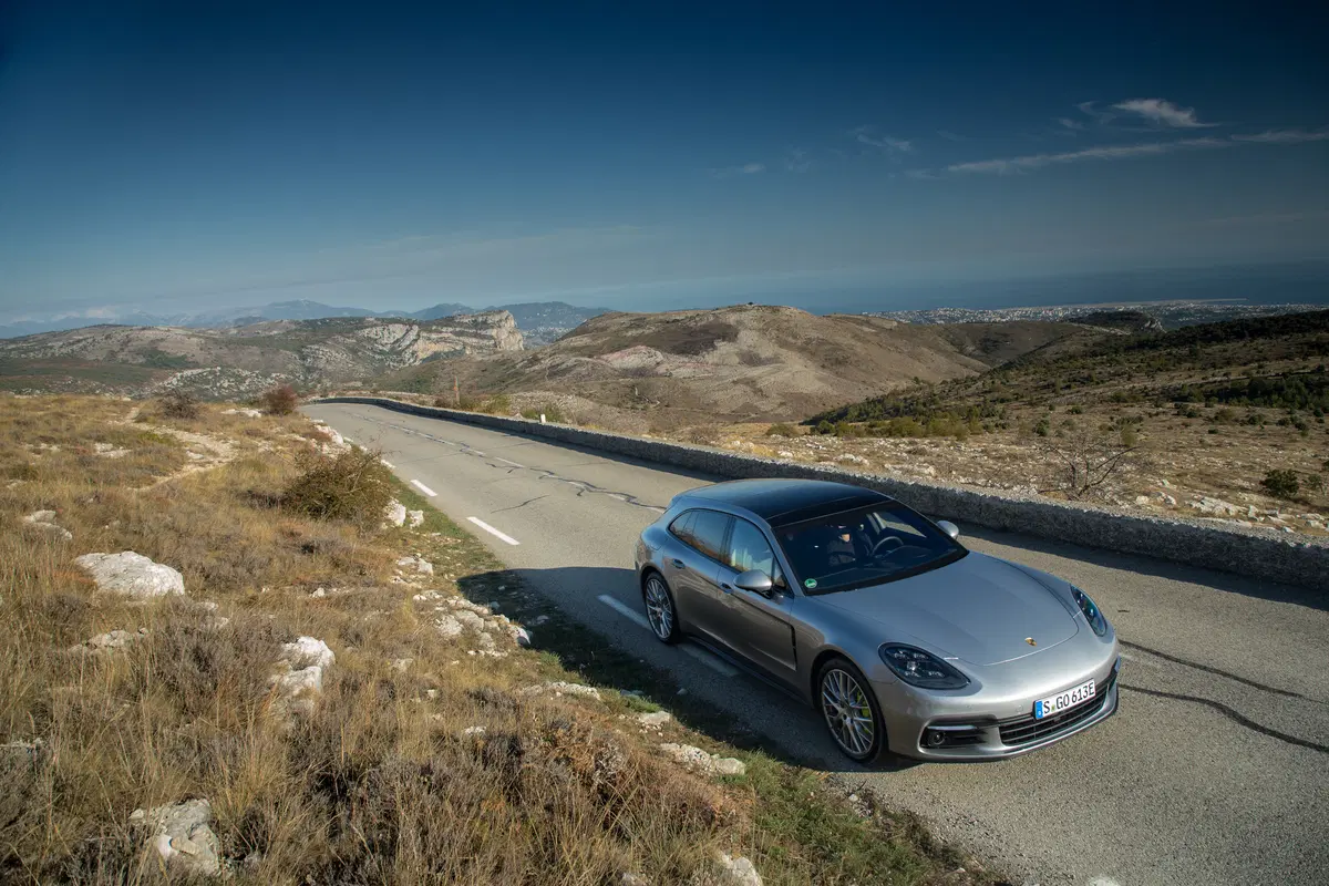 Porsche Panamera Sport Turismo E-Hybrid, equilibrio tra prestazioni e famiglia [Video] (9)