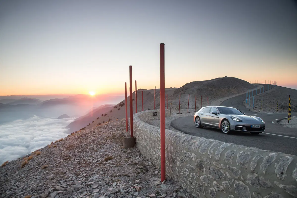 Porsche Panamera Sport Turismo E-Hybrid, equilibrio tra prestazioni e famiglia [Video] (10)