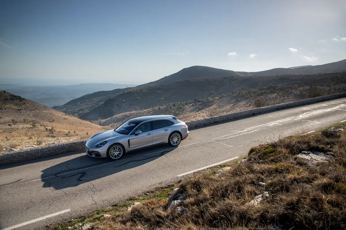 Porsche Panamera Sport Turismo E-Hybrid, equilibrio tra prestazioni e famiglia [Video] (11)