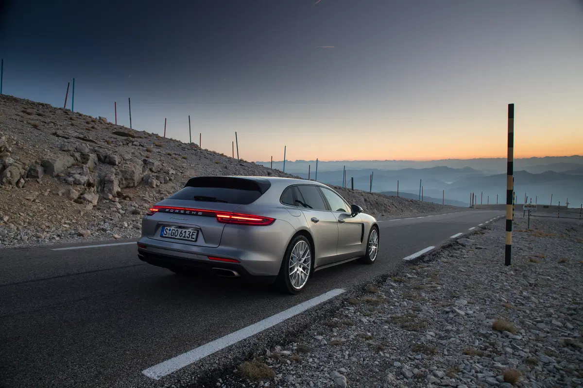 Porsche Panamera Sport Turismo E-Hybrid, equilibrio tra prestazioni e famiglia [Video] (12)