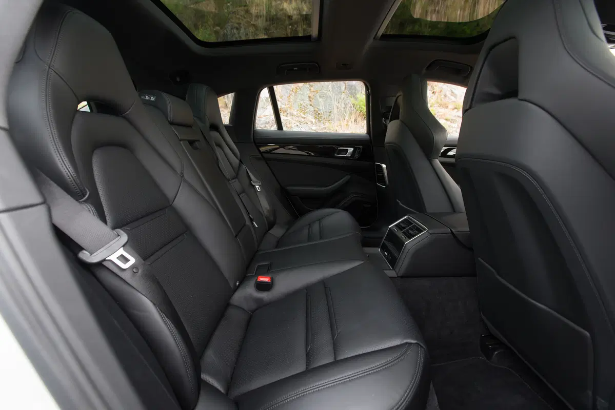 Porsche Panamera Sport Turismo E-Hybrid, equilibrio tra prestazioni e famiglia [Video] (24)
