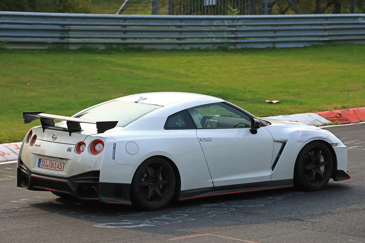 Nissan GT-R NISMO, in arrivo l'arma per il 2018 (7)