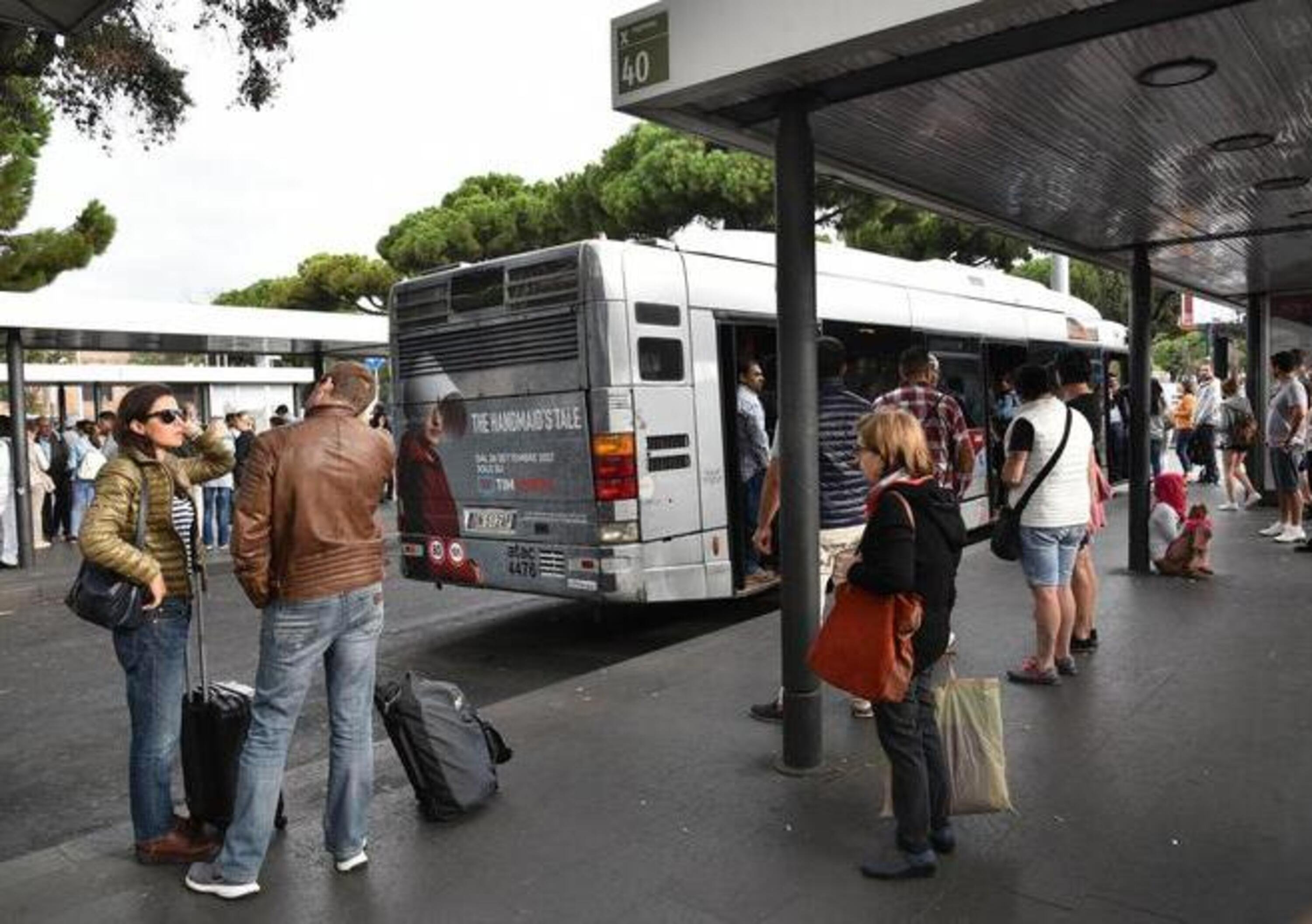 Abbonamenti bus, metro e treni: arriva la detrazione fino a 250 euro
