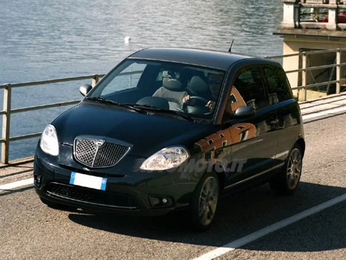 Lancia Ypsilon 1.3 MJT 75 CV DPF Sport MomoDesign