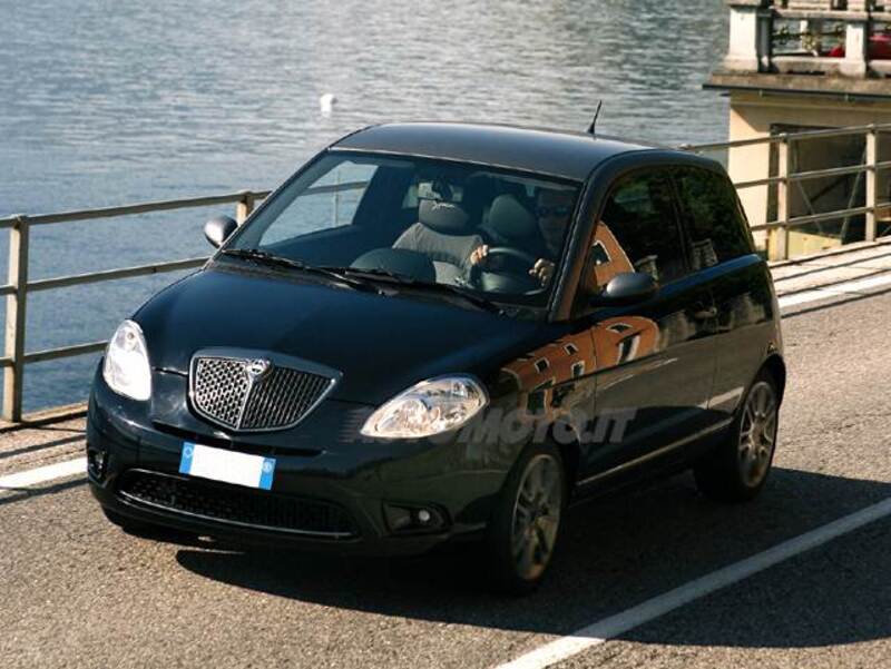 Lancia Ypsilon 1.3 MJT 75 CV MomoDesign