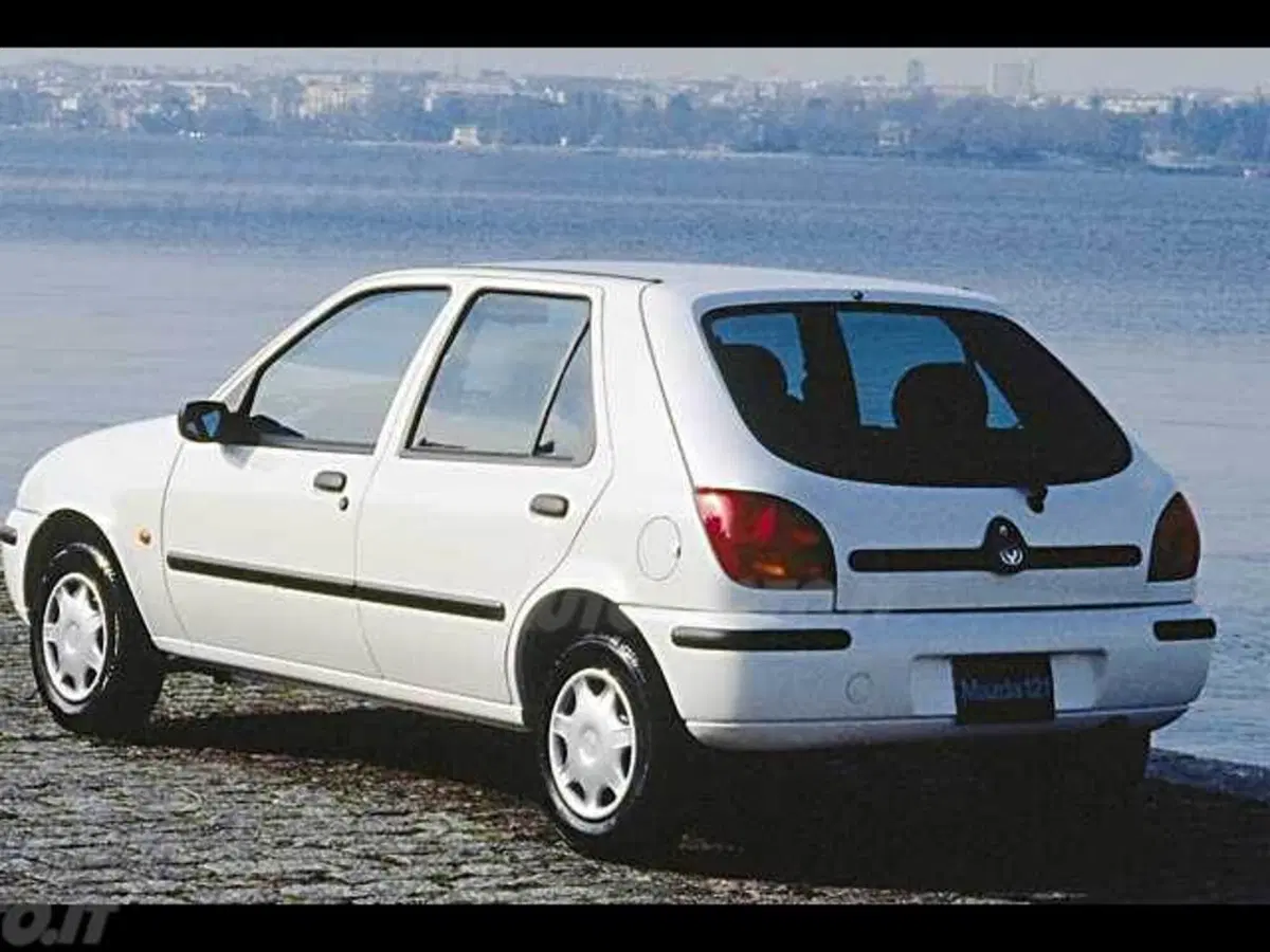 Mazda 121 1.2i 16V cat 5 porte GLX
