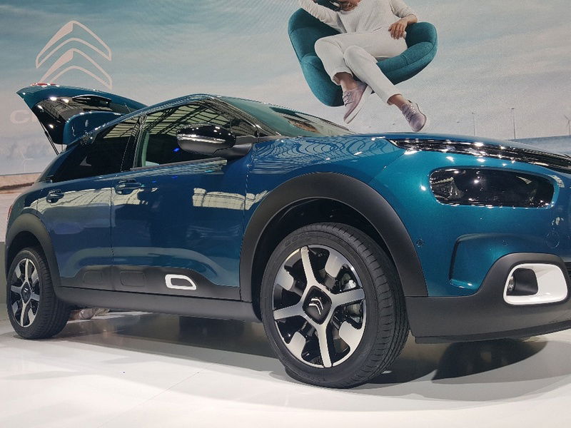 Molto variato il frontale della C4 Cactus, allargato con doppia fila ottica e cornice per i fendinebbia