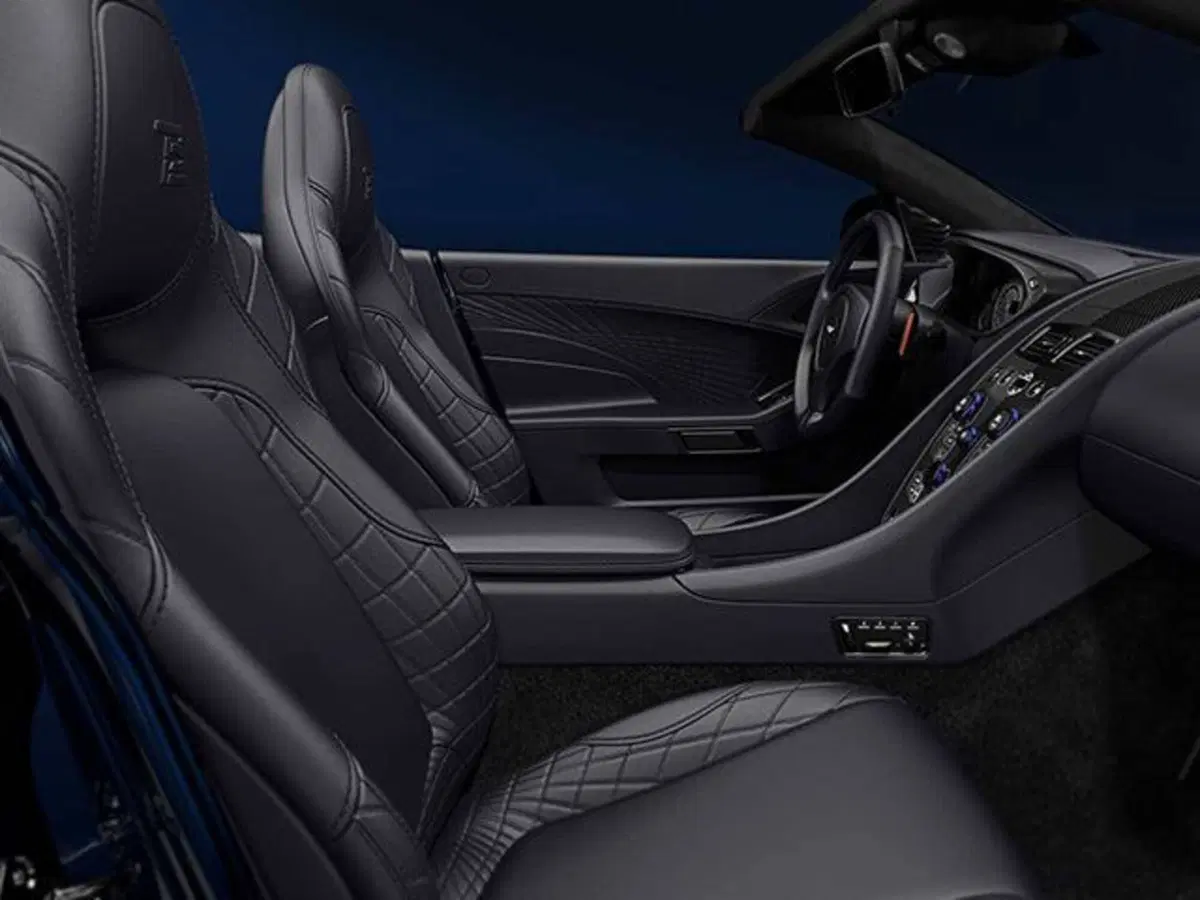 Aston Martin Vanquish S Volante, l'edizione speciale firmata da Tom Brady (3)
