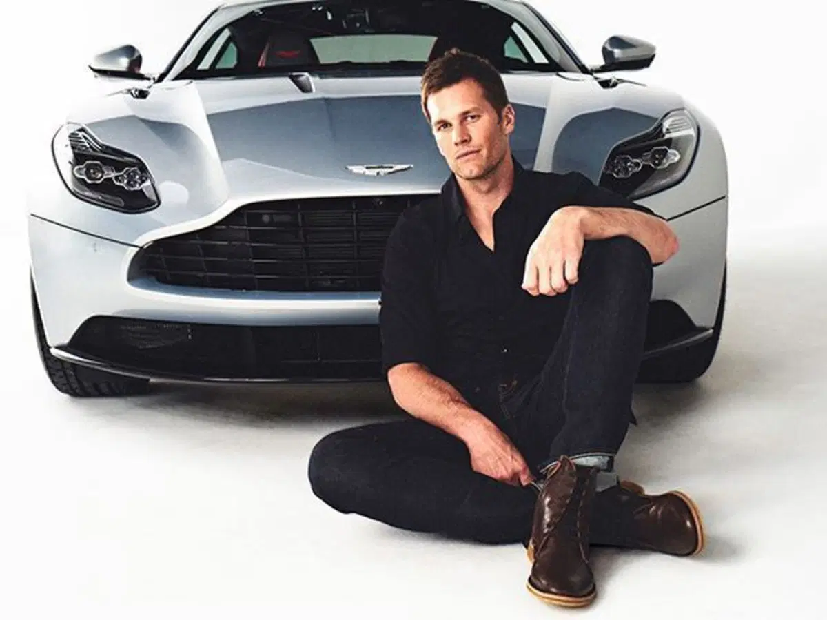 Aston Martin Vanquish S Volante, l'edizione speciale firmata da Tom Brady (4)