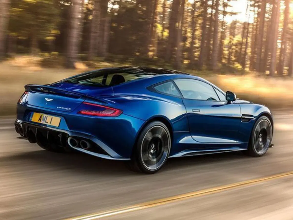 Aston Martin Vanquish S Volante, l'edizione speciale firmata da Tom Brady (5)