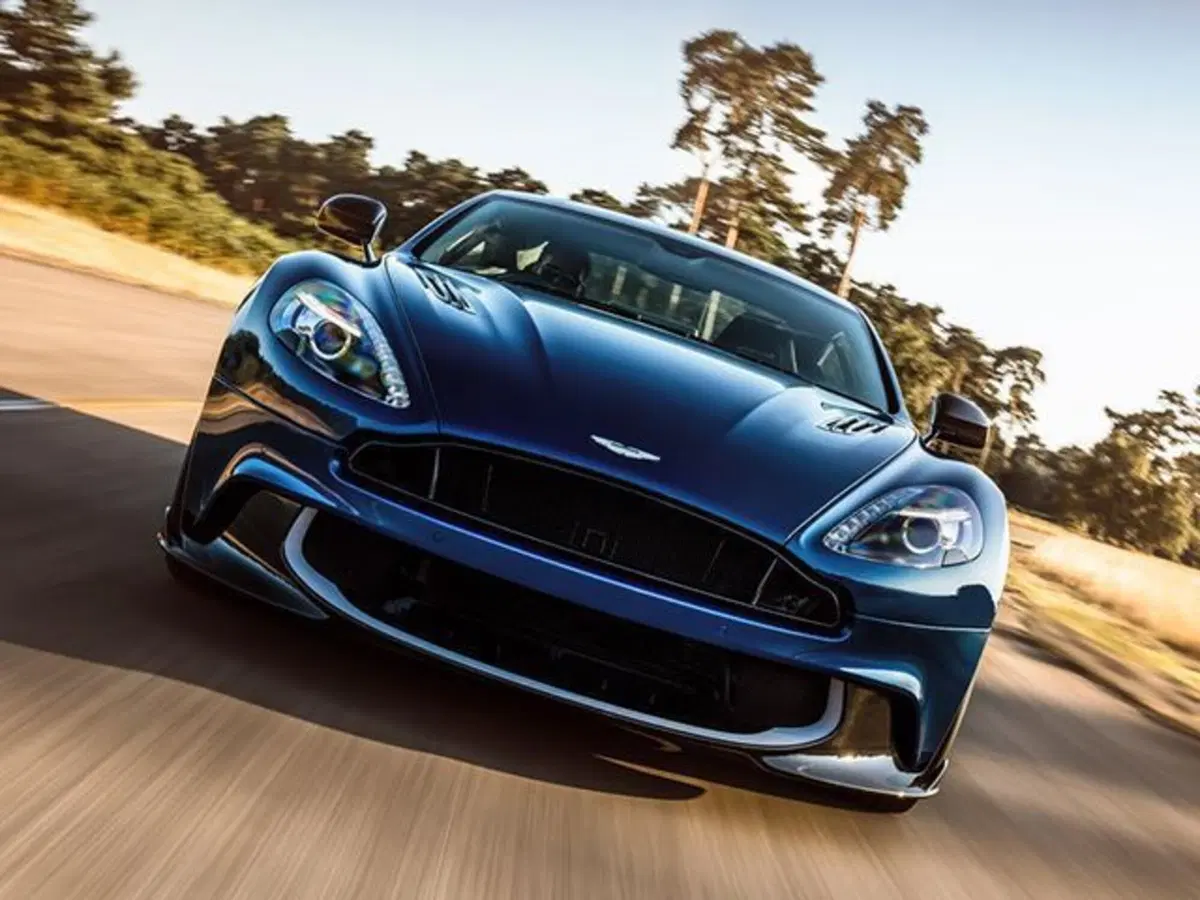 Aston Martin Vanquish S Volante, l'edizione speciale firmata da Tom Brady (2)