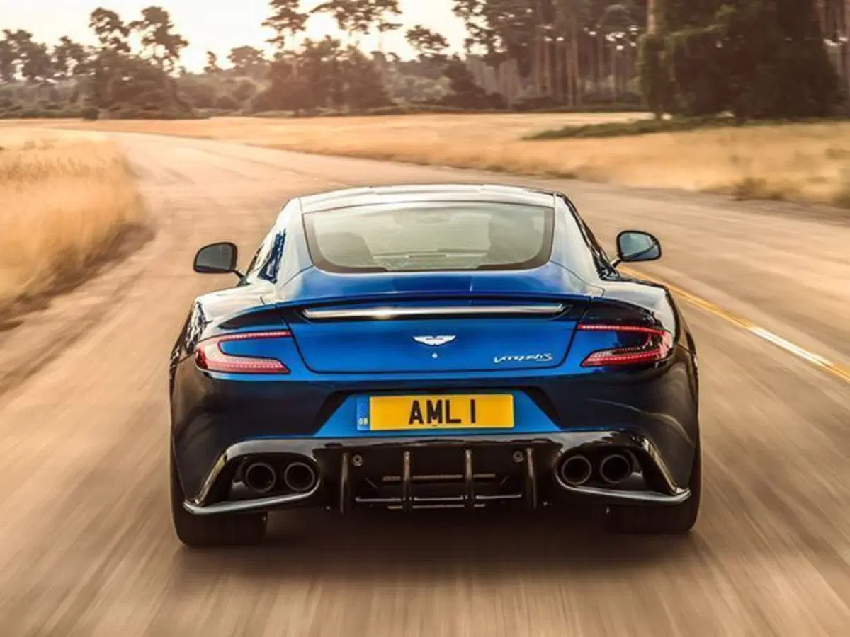 Aston Martin Vanquish S Volante, l'edizione speciale firmata da Tom Brady (6)
