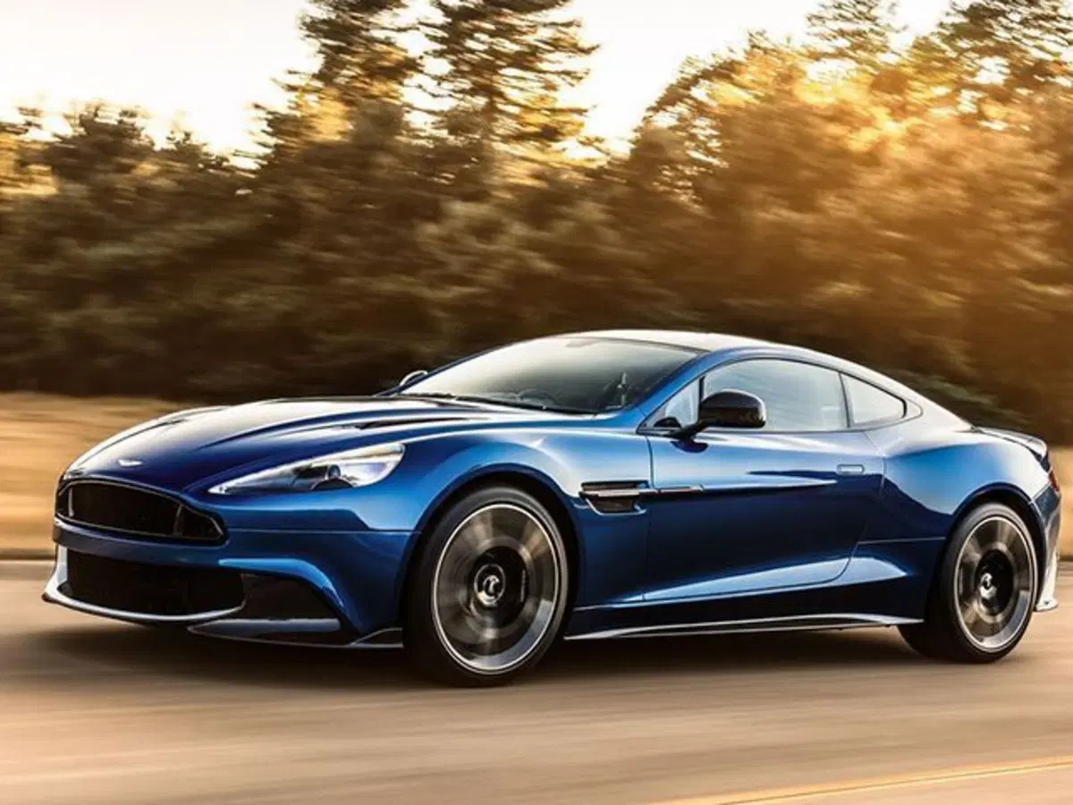 Aston Martin Vanquish S Volante, l'edizione speciale firmata da Tom Brady