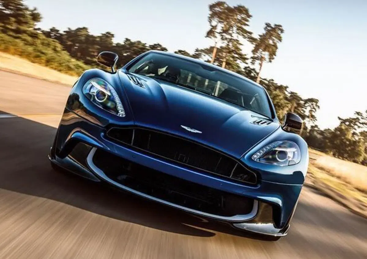 Aston Martin Vanquish S Volante, l'edizione speciale firmata da Tom Brady