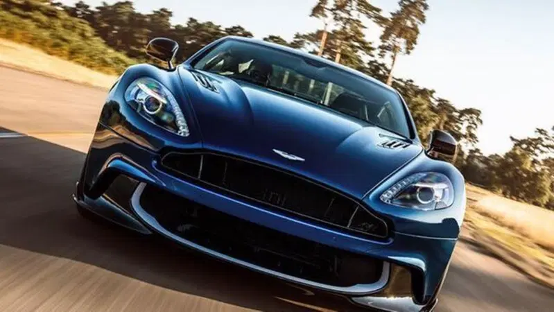 Aston Martin Vanquish S Volante, l'edizione speciale firmata da Tom Brady