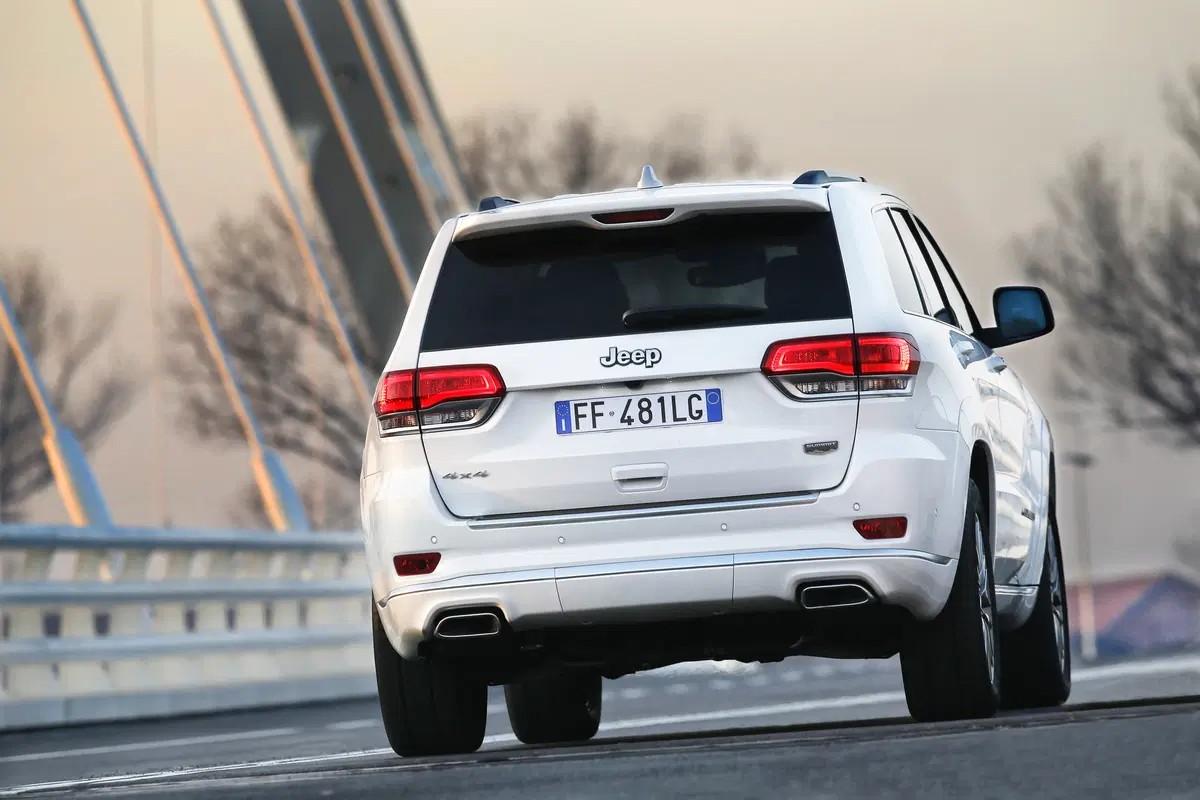 Quale comprare, Confronto: Jeep Grand Cherokee CRD Vs Porsche Cayenne Diesel (14)