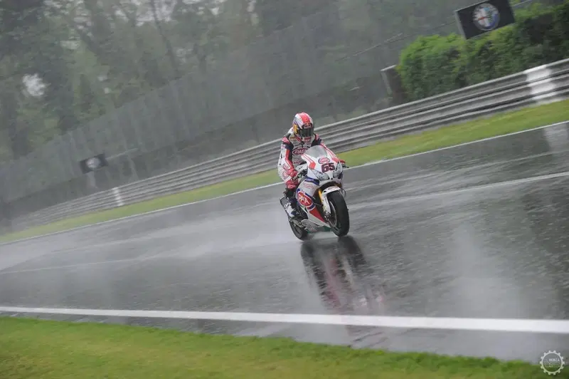 Una moto del Mondiale SBK in pista a Monza, prima che l'impianto perdesse lo storico rapporto con le due ruote iridate