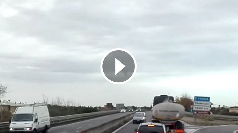 Trani, auto contromano sulla SS16: camionista evita l&#039;impatto [Video]