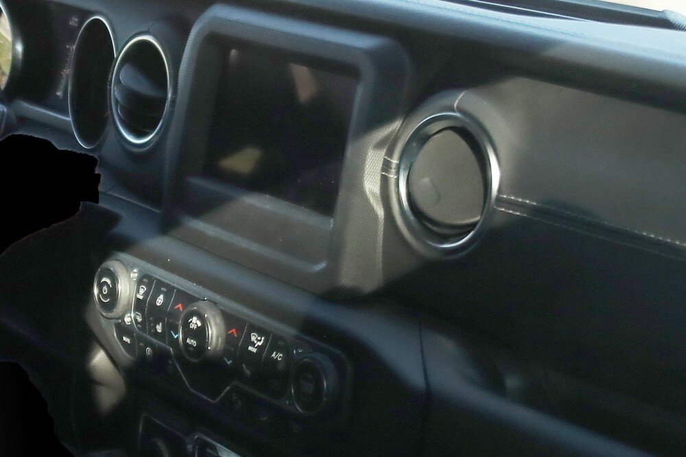 Il grande touchscreen sul nuovo Wrangler di Jeep in arrivo nel 2018