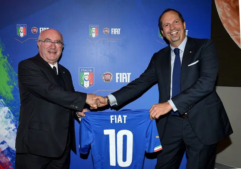 Carlo Tavecchio, presidente della FIGC, e Cristiano Fiorio, responsabile sponsorizzazioni FCA EMEA, alla firma dell'accordo a Coverciano nel 2015