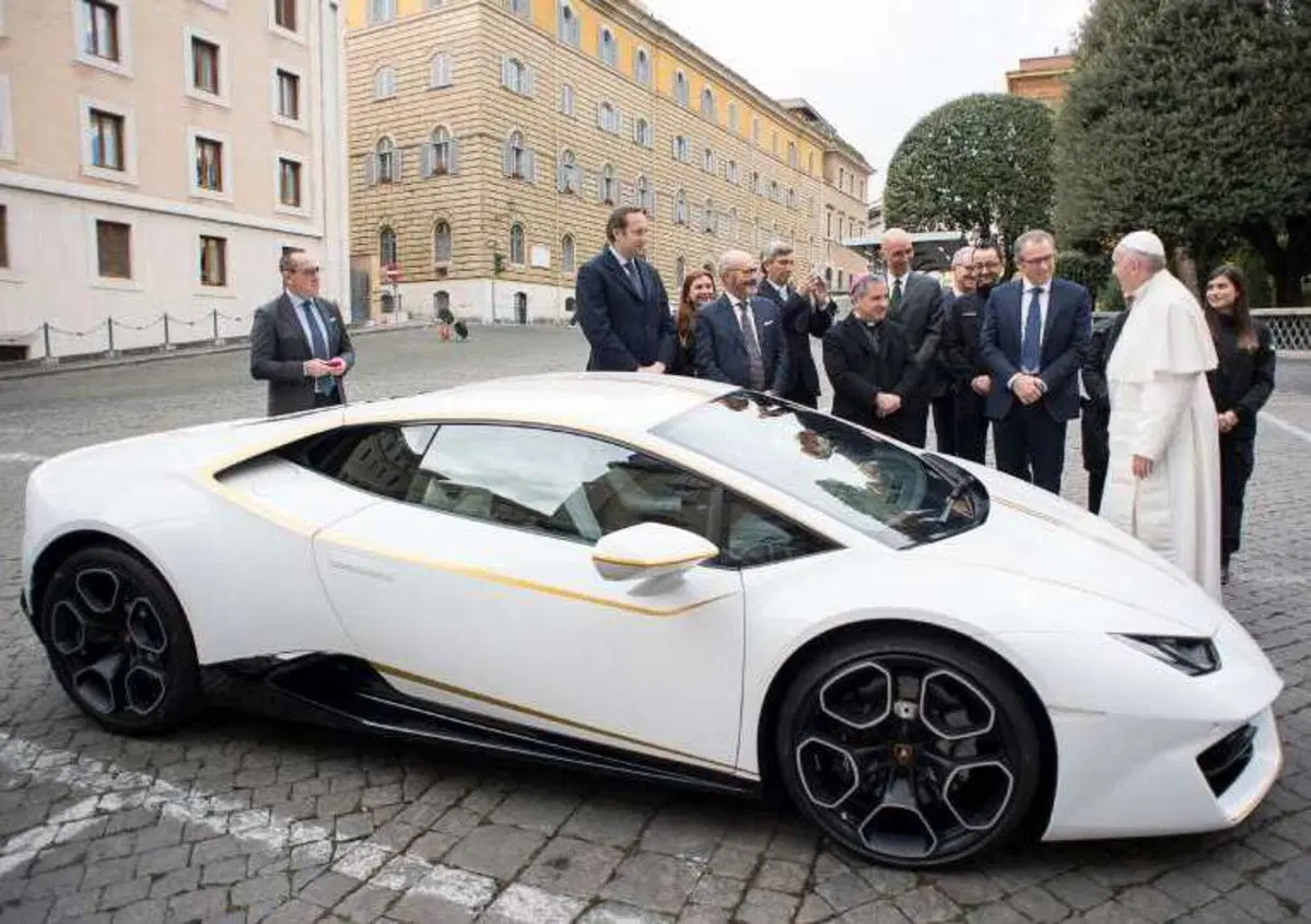 Lamborghini Huracan, all'asta l'esemplare donato a Papa Francesco