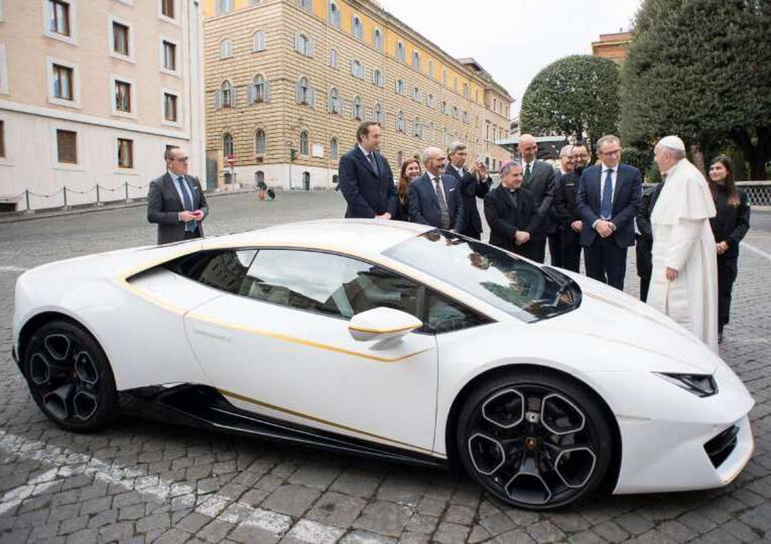 Lamborghini Huracan, all&#039;asta l&#039;esemplare donato a Papa Francesco